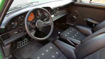 Вот моя мечта

— Топливный бак
Стандартный гоночный бак, в центре капота – крышка с насечкой
— Карбоновый кузов
Только двери остались стальными, чтобы сохранить силовую структуру 993-го
— Классика снаружи, модерн внутри
Recaro с электроприводом скроены по лекалам 60–70-х, навигация и климат замаскированы рычажками того времени
— Часы Heuer
Стильные часы дополняют тахометр, который размечен до 11 000
— “Утиный хвост” поднимается на 100 км/ч. Выхлопная труба – из покрытой керамикой легкой стали
— Кованые Fuchs
Классические “литые Fuchs” на самом деле кованые, легче прежних
— Регулируемые Billstein
За панелью прячутся лучшие настраиваемые амортизаторы Billstein