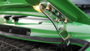 Вот моя мечта

— Топливный бак
Стандартный гоночный бак, в центре капота – крышка с насечкой
— Карбоновый кузов
Только двери остались стальными, чтобы сохранить силовую структуру 993-го
— Классика снаружи, модерн внутри
Recaro с электроприводом скроены по лекалам 60–70-х, навигация и климат замаскированы рычажками того времени
— Часы Heuer
Стильные часы дополняют тахометр, который размечен до 11 000
— “Утиный хвост” поднимается на 100 км/ч. Выхлопная труба – из покрытой керамикой легкой стали
— Кованые Fuchs
Классические “литые Fuchs” на самом деле кованые, легче прежних
— Регулируемые Billstein
За панелью прячутся лучшие настраиваемые амортизаторы Billstein