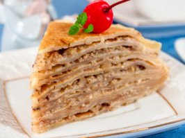 Скоро (с 7 по 13 марта) будет масленичная неделя, готовимся ;) Обязательно буду печь блины, а из них - блинный торт со сгущенкой и грецкими орешками! Вкуснотища! 
Понравилась ещё оригинальная подача блинчиков с яблоками и безе в виде рулетов, хозяюшкам на заметку :)