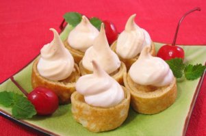 Скоро (с 7 по 13 марта) будет масленичная неделя, готовимся ;) Обязательно буду печь блины, а из них - блинный торт со сгущенкой и грецкими орешками! Вкуснотища! 
Понравилась ещё оригинальная подача блинчиков с яблоками и безе в виде рулетов, хозяюшкам на заметку :)