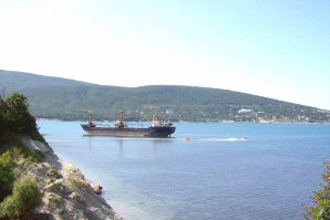 К сожалению, корабли умирают заброшенными, ничейными, отказниками. Собственники груза и владельцы самого парохода долго и нудно судятся за то, кто платит последние расходы: на спасательные операции, страховки, компенсации. А пароходы стоят годами. Это для международных. Со "своими" все еще печальнее...
На фото: остов греческого парохода, неск. десятилетий стоявшего у наших берегов и турецкий пароход, выброшенный на мель еще 2007 г. (примерно)