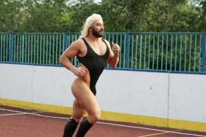 этот никогда не убирает.