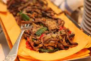 Да ладно вам люди, девушка стебется. На какую небудь тематическую вечеринку самое то! А для истинных гурманов, есть рецепт и пожестче:
Копаем дождевых червей
Моем в таре с читой водой минут пятнадцать
Складываем мытых червей в тару с мукой
Черви едят муку и в них не остаеться земли
Берем набитых мукой червей и жарим минут пять в глубоком масле.
Сильно не пинайте, повторяю рецепт только для истенных гурманов, сам не пробовал но где то читал и даже фото процесса прилагалось.
PS. Фотки с гугла на копал, просто в тему.