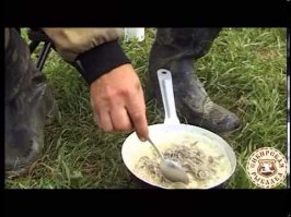 Да ладно вам люди, девушка стебется. На какую небудь тематическую вечеринку самое то! А для истинных гурманов, есть рецепт и пожестче:
Копаем дождевых червей
Моем в таре с читой водой минут пятнадцать
Складываем мытых червей в тару с мукой
Черви едят муку и в них не остаеться земли
Берем набитых мукой червей и жарим минут пять в глубоком масле.
Сильно не пинайте, повторяю рецепт только для истенных гурманов, сам не пробовал но где то читал и даже фото процесса прилагалось.
PS. Фотки с гугла на копал, просто в тему.