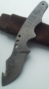 Такой лак не фонтан,трескается и осыпается...Надо брать для ногтей-вязкий и хорошо держится.Напряжение не особенно важно,важен ампераж.От мобилы адаптер сгодится.