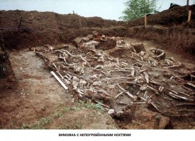 В 1992 году, в ходе археологических раскопок на месте Албазинской крепости,  выдержавшей во время русско-китайской войны 1685-1689 годов почти трехгодичную осаду, была обнаружена ушедшая в землю избушка с 55 непогребёнными костями.
К исходу второго года осады в крепости умер священник и защитники не смели их хоронить без отпевания, опасаясь обречь души умерших товарищей на вечные муки и погубить свои таким грехом.
Сохранилось письмо командира крепости, казачьего головы Афанасия Бейтона Нерчинскому воеводе Ивану Власову:
«И те умершие люди похоронены в городе в зимовье поверх земли без отпеву до твоего разсмотрению. А ныне я с казаками живу во всяком смрадном усыщении. А вовсе похоронить без твоей милости и приказу дерзнуть не хощу, чтоб, государь, в погрешении не быть. А хоте, государь, ныне и благоволишь похоронить, да некем подумать и невозможно никакими мерами.»
  Спустя 303 года останки 55 русских воинов были упокоены с соблюдением всех церковных обрядов и под залпы воинского салюта.