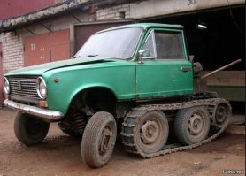 Изобретатель превратил старую "шестерку" в гусеничный вездеход