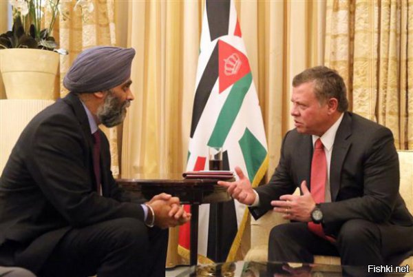 Ничего необычного. Встреча министров обороны Канады и Иордании. НО...

...министр Канады слева :)