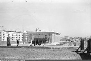 Автор, блин! Это не путешествие во времени - это так себе. Ты, друже, и не знаешь, что "Филёвский парк" Раньше официально называлась "Филёвский парк культуры и отдыха", и только в конце 90-х исчезли следы от аббревиатуры КиО. Но название станции на панели до сих пор написано асимметрично. Ниже, если очень вглядеться в ч\б фото видно это самое КиО