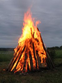 Языческий праздник летнего солнцестояния. С заходом солнца на самой высокой точке зажигается костер или ведро с смолой на высокой жерди которая должна гореть до восхода. В Латвий на Лиго или Янов день костры по всюду, правда таких высоких не делали.И около костров занимаются всякими непотребствамы,правда в наши дни это ограничивается в основном пивом, сиром и шашлыком. Кстати русские на Ивана Купалу то же самое делает, и многие другие народы. на фото как примерно у нас это выглядит.