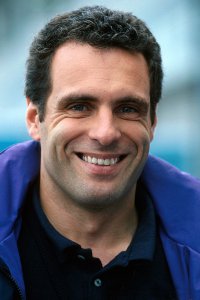 Эх, помню как опоздал к началу трансляции... Включаю телик, а там Сенна!  Большинство забывают, что в тот уик энд в Имоле, он был не единственным погибшим. На тренировке тяжёлые травмы получил Рубенс Баррикелло, а в квалификации погиб новичок - Роланд Ратценбергер...