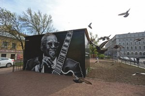 Вот это тоже из Питера - у меня рядом с домом оба...