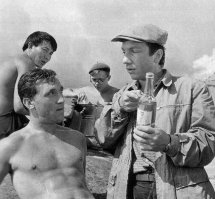 Сзади Высоцкого Джеки Чан по ходу...