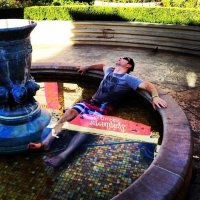 Эй, он точно дремлет ?У парня нога почернела, а это не к добру