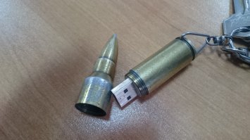 Вот моя флешка. В Аэропорту постоянно трясут на досмотре