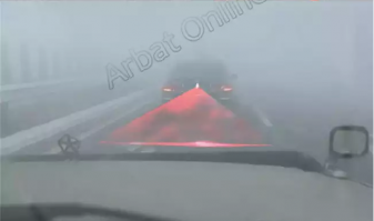 На сколько я знаю, это не стоп-сигнал и не аварийка. Это доп противотуманки, и выглядит примерно так. Как-то встретил с такой указкой под Воронежем в тумане НИВУ. Видно её из далека.