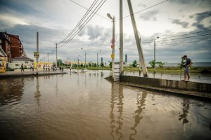 ))))))))Простите за смех конечно,но.....побывав у нас в Краснодаре,в самом динамично строящемся районе (Московская,Российская,Петра Метальникова,Есенина),вы бы поняли что живете в РАЮ,школа,проезды между домами,парковочные места на придомовой территории,пусть платная,но поликлиника....очуметь)))
Расстояние между домами.
И после дождика.
Каменные джунгли говорите?Да вам грех жаловаться)