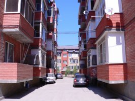 ))))))))Простите за смех конечно,но.....побывав у нас в Краснодаре,в самом динамично строящемся районе (Московская,Российская,Петра Метальникова,Есенина),вы бы поняли что живете в РАЮ,школа,проезды между домами,парковочные места на придомовой территории,пусть платная,но поликлиника....очуметь)))
Расстояние между домами.
И после дождика.
Каменные джунгли говорите?Да вам грех жаловаться)