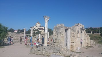 В Херсонес, если пойдете, надо экскурсию брать, или заранее поинтересоваться историей. Так не интересно будет.