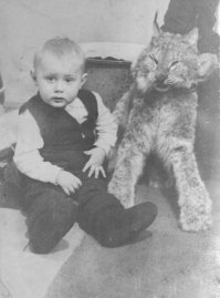 А это моё фото из сопливого детства. Мой котейка тоже близкий родственник тигра))). Умудрялся я на нём верхом покататься, не понимал, что, как бы, опасно)))
Вашему вниманию, Господа, полноразмерный кот Рыси.