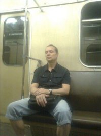 Колин дружбан, не пьющий, отличный семьянин (в браке с 1978 года), служил, Коле помог, когда тот почку пропил и просто душевный человек (был лично знаком) Думаю узнали