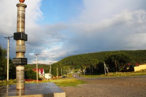 Ну пожалуй и я пересказать попытаюсь историю одну.
Было мне 6,5 лет карапузу голопупому, когда мы летом поехали с родителями и их друзьями в горы. Нет это не те горы, где молодые джигиты выгоняют поутру свои стада баранов и овец, а те горы, где был "первый каменорезный завод устрояемый промышлеником Демидовым", что далеко за Уралом. Почти точно передать текст с табличики не смогу, с ЯтЪями она.
С географией и годами рассказчика определились, переходим к сути.
Дорога от города в котором я проживал в далёком детстве занимала 3,5 часа, зачастую выезжали после прихода родителей с работы в пятницу и за неимением пробок добирались по полевым дорожкам и грейдерам за указанное время до первой ночёвки в деревне уже затемно. Ночевали у родственника дальнего, за кромешностью лет и малыми годами имя его я не упомню.
Ну как водится перед отходом ко сну ужинали, взрослые и с бутылочкой, набулькали и деду. Ну и стали его выспрашивать, а как в войну то жилось, небось тяжко и голодно. На что ДЕД поделился, Ой тяжко внучики, лари и амбары от зерна от мёду ломятся, а купцы всё и не едуть.
На всеобщее изумление, деда, а какие такие купцы при совецкой власти  во времена великой отечественной были, что то ты путаешь.
На что ДЕД крякнув сказал, какой такой великой отечественной, я вам про первую импереалистичекую толкую.
А вот про ВОВ ДЕД ни чего говорить не стал, только потемнел лицом.
Ниже фото деревни, не моё, но представление немного даёт.