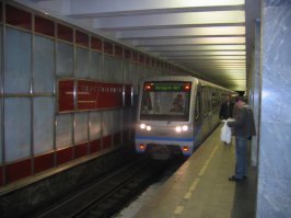 Два состава уже курсируют. Сам ездил. А фары "лупят", когда из туннеля выезжает, смотреть невозможно. Но потом на "ближний" переключает.