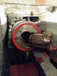 981-я «Ворошиловская» батарея на острове Русский (Владивосток): вес ствола – 51 т, углы наклона стволов – от -5 до +25, максимальная дальность стрельбы – 35 км, скорострельность – 1,5 выстрела в минуту, вес снаряда – 470 кг (дальнобойного – 314 кг). Стрелять можно было одним, двумя, тремя стволами либо всеми орудиями сразу. Была возможность поражать и воздушные цели благодаря снарядам с дистанционным взрывателем. Боевые снаряды легко могли пробить броню 350 мм! Снаряды делились по типам на дальнобойные, полубронебойные и бронебойные. Очень умно были устроены заслонки внутри башен – они смягчали ударную волну при выстреле, защищая от ее последствий находящихся здесь людей.