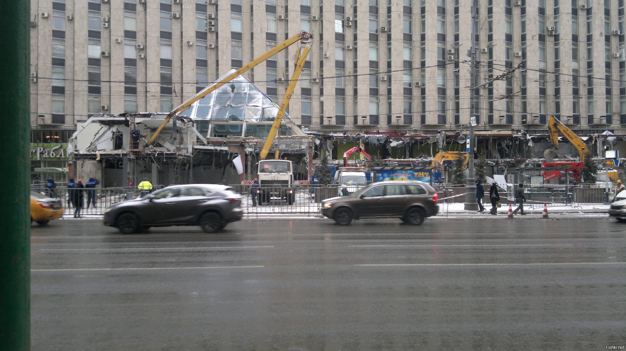 Снесли торговый центр в Москве