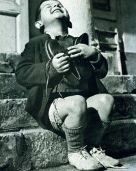 Вместо тысячи слов. Мальчик радуется новым ботинкам.