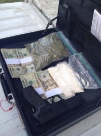 деньги, сушеный укроп, мука и игрушечный пистолет