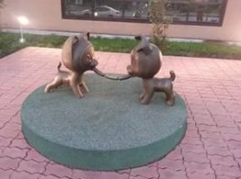 Памятник котенку ГАВ существует. Называтся он "сосиска дружбы" и находится в Новокузнецке.