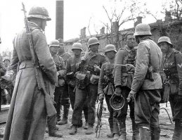 Секретные архивы. Немецкий солдат демонстрирует другому немецкому солдату трофейный газовый баллончик