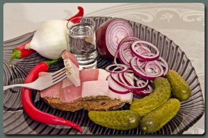 Набрала в гугл запрос "настоящий мужской закусон", чет сосисками даже и не пахло