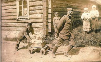 1 Мировая. Немецкие солдаты катают белорусских детей, 1915 год.