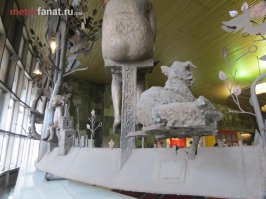 а  что    Орехово  так  серенько  показали  ?  Ван  же  есть  скульптуры  со  свисающими  над  головами   пассажиров  пятками  ?  Жаль  фотки  пяток  не  нашла  ,  но  вот  так  скульптура  со  спины   тоже  ништяк.
