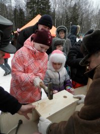 Супруга работает в ООПТ (особо охраняемые природные бла-бла-бла...). Занимается экопросом с детишками. С осени по весну принимает участие во всяких детских и праздничных мероприятиях. И на каждом проводится мастер-класс по изготовлению скворечников или кормушек для птиц. Билат! Я замумукался их колотить! У конторы ООПТ есть цех, где из спиленных при санитарных рубках деревьев заготавливают наборы кормушек и скворечников. А на празднествах их должны сколачивать детишки при помощи пап. Только пап бывает мало, а бабушек много. Постоянно помогаю жене и хожу с опухшими пальцами)))) Кормушки и скворечники отдаются бесплатно, только сколоти сам. И всегда полный аншлаг, очереди, обиды, что не хватило. И большая часть сначала не верит, что бесплатно. И половина желающих сколотить - бабушки! А телевизионщики - просто клянчат наборы!