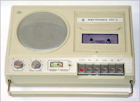 Ой, ладно вам! Мы и такой техники не видели, тогда отставание СССР в аудио и видео технологиях было особенно заметно. Я вообще 2 года вот такой аппарат выпрашивал и на 16летие получил. :)