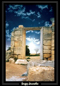 А это моё.
На самом деле тоже интересное- хотя и мало фотографируемое- амфитеатр- тоже вызывает волнение и бросает в дрожь когда смотришь на труппу артистов из театра Луночарского, играющих на месте древнего театра...(он находится от главного входа- налево))