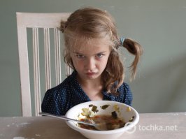 Борщ, конечно, не самое забайкальское блюдо, но длинными зимами, когда организм истоскуется по витаминчикам, самое то. Ввиду сложностями с хранением овощей готовим заправки, капуста только квашеная. Готовим с женой по переменке. Причём она утверждает, что мой борщ вкуснее (это она так тонко манипулирует мной).
 Один раз решил сэкономить время и воспользовался сухой заправкой для борща. Честно скажу, бяка, но собака была довольна. Второй раз борщ разочаровал когда мы ездили в Китай (у нас это не далеко, как в областной центр съездить). Устав от остро-пряной кухни, заказали борщ. Китайцы замечательные повара, но чтобы так испортить блюдо тоже нужен определенный талант.