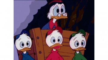 Бу-га -га !
Вообще то  стилистика студии Диснея  времён её  расцвета,  это и есть адаптированое для  америки анимэ. Чуток  тупее, ещё  чуток  тупее, прямолинейнее, ещё прямолинейнее, я сказал ещё  прямолинейнее и  ещё тупее !!! И глаза  у диснеевсяких персонаже .. часто не меньше анимэшных
Собсно  тот  же миядзаки из амеров  только с Диснеем вроде общался и егохней студией.