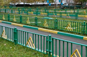 15 факт. Касательно собянинской Москвы.
Любой клочок земли, где нельзя воткнуть дом, необходимо оградить забором, который непременно следует выкрасить в жёлто-зеленый цвет.