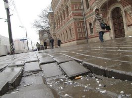 А ещё положить дурацкую тратуарную плитку, взамен нормального асфильта
