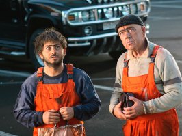 Мы кладём на совесть: сильный ветер сорвал часть стены дома в Варшаве