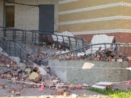 В 2005 году в Петербурге в новостройке обрушилась кирпичная облицовка наружной стены жилого дома по пр. Наставников 36. К счастью никто не пострадал, хотя два этажа кирпичей упали с высоты от 7 до 15 метров на парадную лестницу и пандус для колясок.
Потом все три однотипных дома укрепляли металлическими полосами прибитыми к бетонному монолиту.
