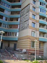 В 2005 году в Петербурге в новостройке обрушилась кирпичная облицовка наружной стены жилого дома по пр. Наставников 36. К счастью никто не пострадал, хотя два этажа кирпичей упали с высоты от 7 до 15 метров на парадную лестницу и пандус для колясок.
Потом все три однотипных дома укрепляли металлическими полосами прибитыми к бетонному монолиту.
