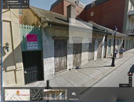 Это не рендеры. Так профессиональную визуализацию не делают.
Это профессиональные фото интерьера, с жутковатой постобработкой, сильно перешарпленные и пережатые из-за уменьшения размера.
В сети, кстати, куча фоток с других ракурсов, сделанных риелтером.

Соотношение внутри\снаружи сложно судить по фоткам без присутствия человека для масштаба, вот человек.