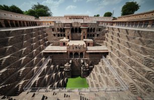 Игру Load Runner напоминает :-)