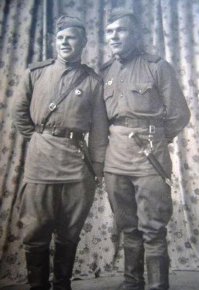 Вот еще фото с кинжалами,которые все считают СС почему то.Хотя это,вероятнее всего,СА или НСКК