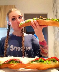 Обязательно должен быть кто-то жующий на встречу!